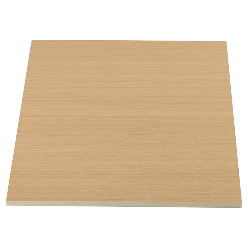 Šířka 1220 mm Lesklá polyesterová fólie s vysokou texturou Bambusové dřevěné uhlí Dřevěná dýha Žluté jádro Koextrudovaný PVC panel